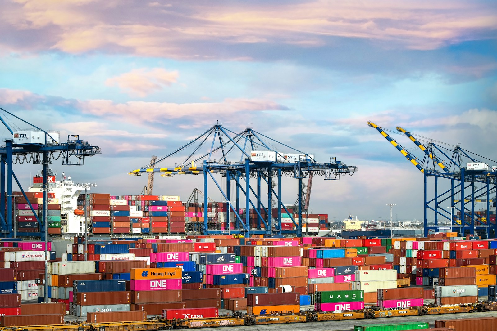 Grúas y contenedores en una terminal portuaria