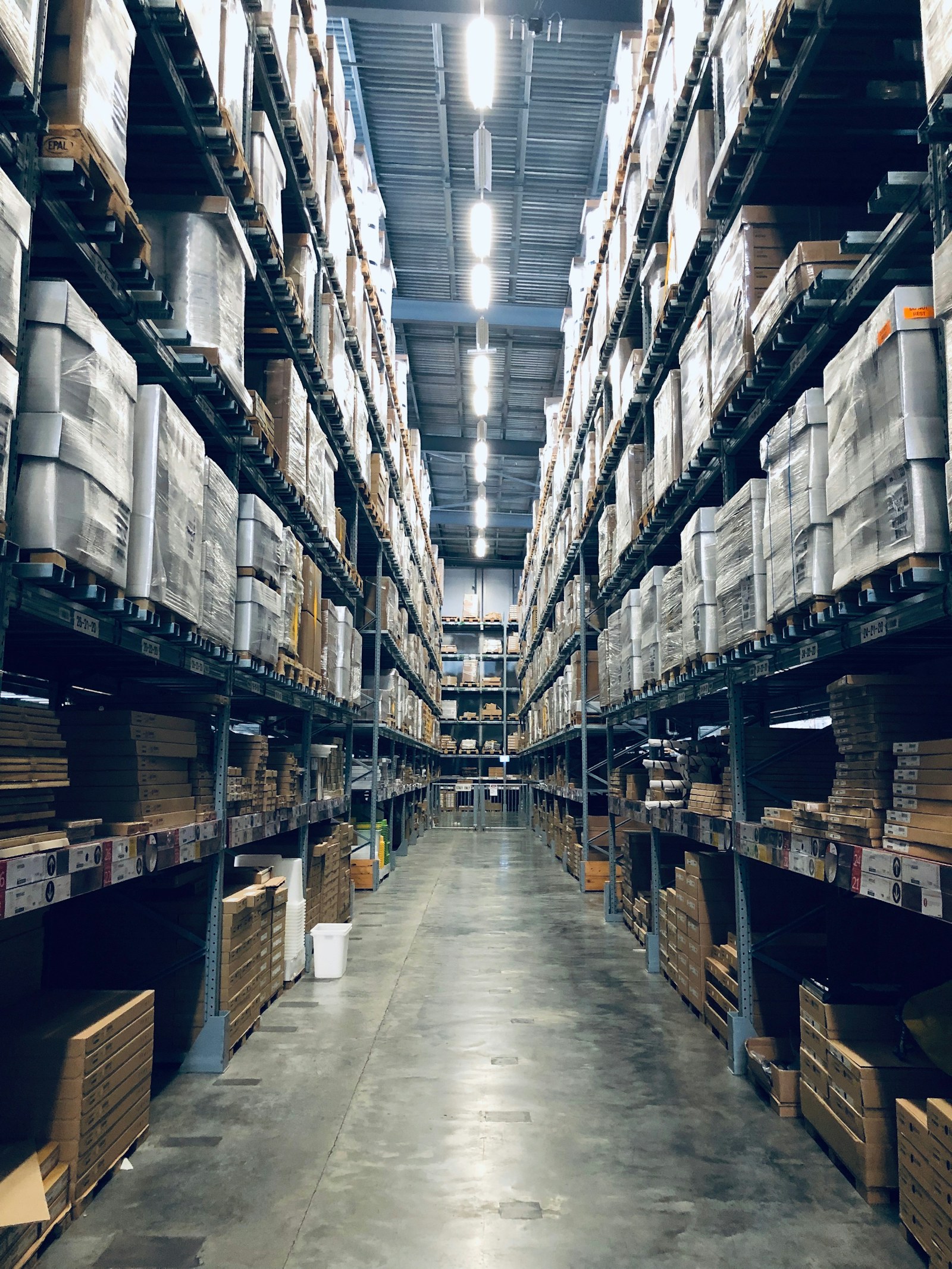 Estanterías y carga dentro de un almacén